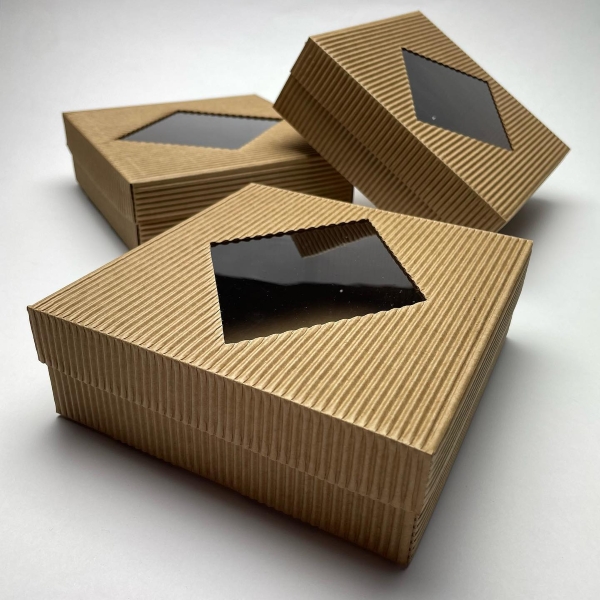 Zložljiva in lepljena embalaža za pecivo in izdelke ročne izdelave.