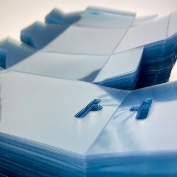 Zložljiva in lepljena embalaža, obešanka.