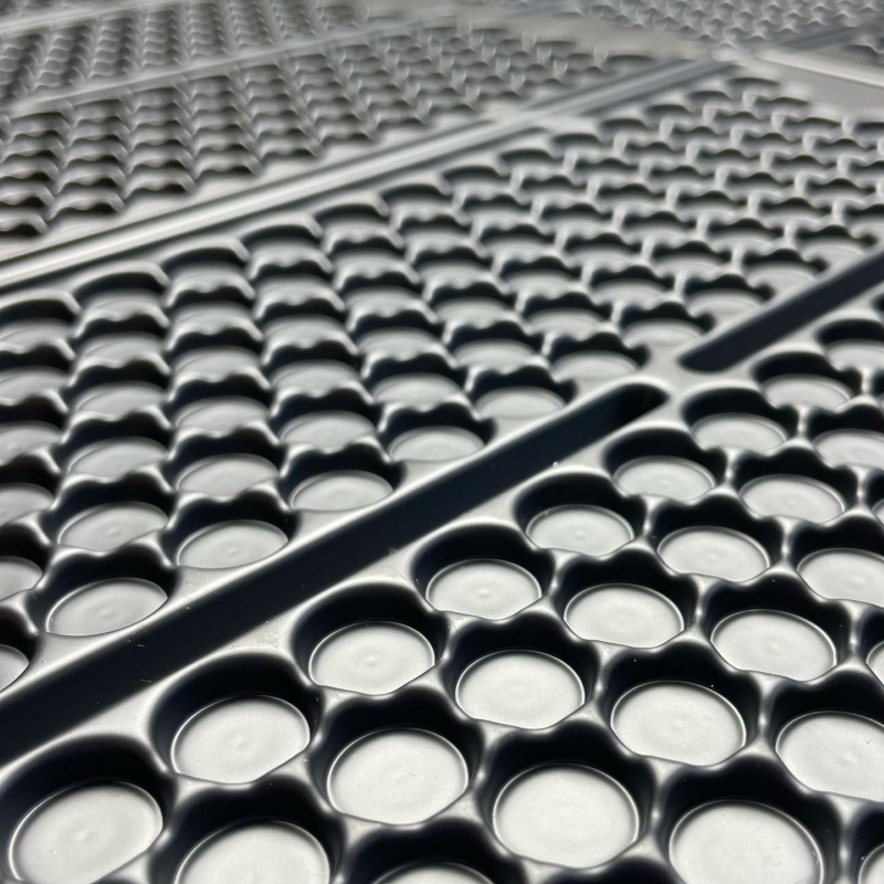 Termoformiranje, transportni pladenj za elektronske elemente.